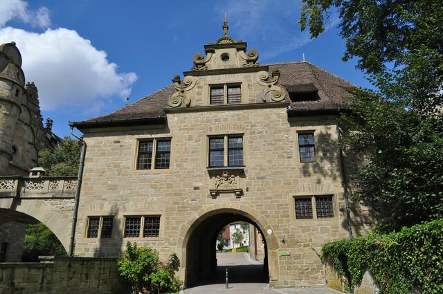 Blick auf das prächtige Torhaus von der äußeren Seite. | Foto: Daniela Somers