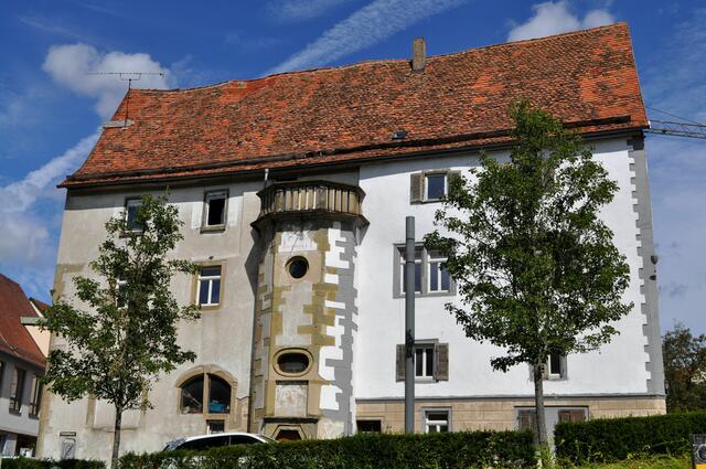 Der Fräuleinsbau. Das Gebäude von 1574 ist das letzte erhaltene Renaissancegebäude eines ganzen Ensembles von herrschaftlichen Verwaltungs- und Wirtschaftsbauten aus der zweiten Hälfte des 16. Jahrhunderts. In der zweiten Hälfte des 17.Jahrhunderts residierte im Haus die ledige, 1628 geborene Tochter des Grafen Kraft von Hohenlohe-Neuenstein-Neuenstein, Sophia Magdalena. Auf diese Nutzung geht der Name des Gebäudes zurück. Heute ist es Wohnhaus. Auch eine Bierbrauerei und Gaststätte war schon im Gebäude ansässig.  | Foto: Daniela Somers