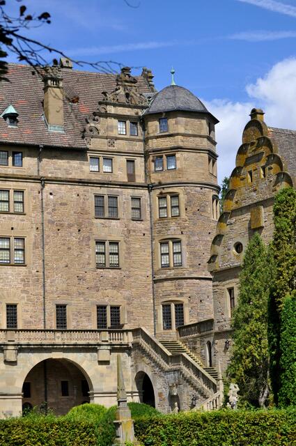 Südfassade vom Schloss. Daneben wahrscheinlich die große Scheuer. | Foto: Daniela Somers