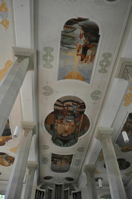 Die Decken der Kirche sind wunderschön bemalt. | Foto: Daniela Somers