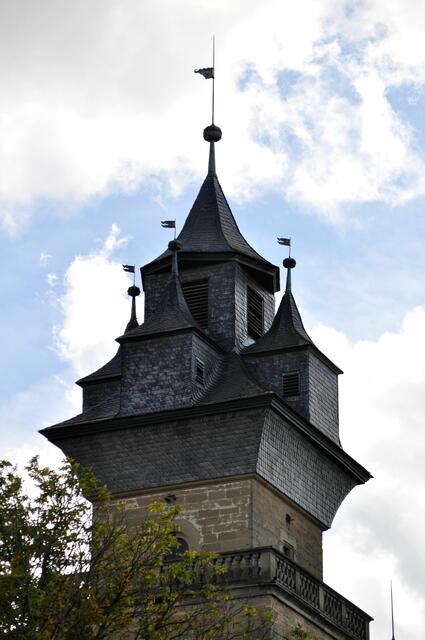 Detailansicht. Der Bergfried wurde im Zuge der Renaissance in den Gebäudekomplex integriert  und bekam einen Turmhelm. | Foto: Daniela Somers