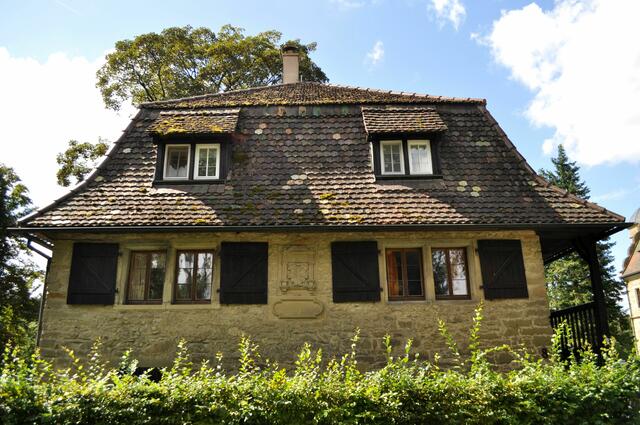 Das Walkhaus. Ich habe lange nach der Begründung für diesen Namen gesucht. Zum einen habe ich gefunden, dass es einen Park gibt der Walk heißt und wohl schon kurz nach dem Haus anfängt. Zum anderen gab es in der Zeit als im Schloss ein Zucht- und Arbeitshaus, sowie ein Waisenhaus und ein Altersheim eingerichtet war, dort auch eine Tuchmanufaktur. Vielleicht wurden dort die Tücher gewalkt? | Foto: Daniela Somers