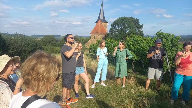 Zum Auftakt einen Sekt | Foto: Ursula Hamann