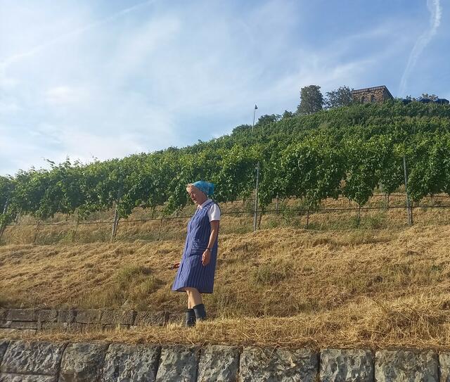 Berta informiert sich über die Neugestaltung des Burgbergs | Foto: Ursula Hamann