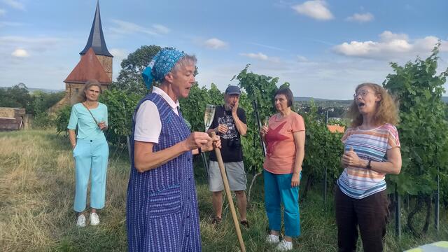 Berta erholt sich bei einem Glas Sekt | Foto: Ursula Hamann