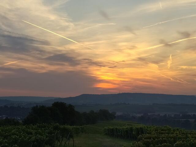 Hinter den Wolken steigt die Sonne empor und färbt nun den Himmel gelb-orange.  | Foto: sigischlottke