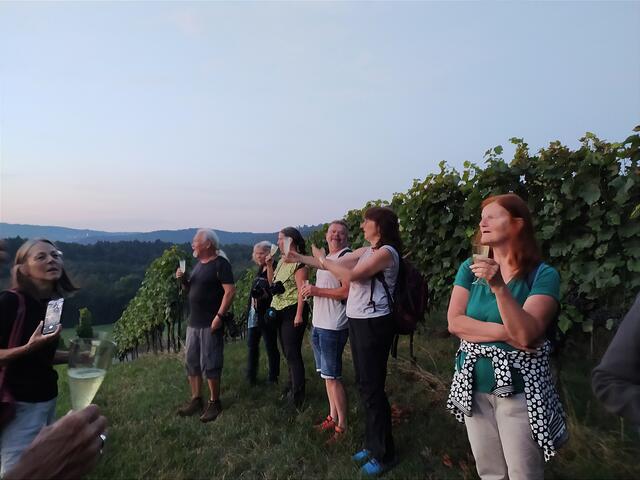 Hier wird geguckt, gewartet, fotografiert, gestaunt und der der perlende Sekt genossen.  | Foto: sigischlottke