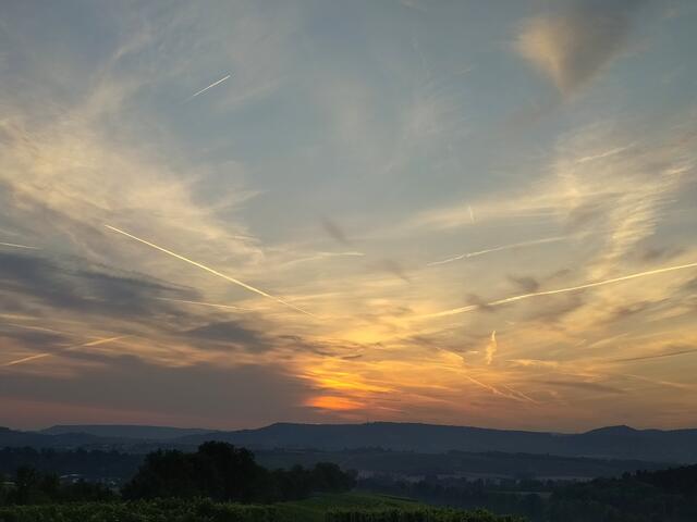 Die Flugbahnen der Flugzeuge kreuzen sich am Himmel - sie sind lange zu sehen.  | Foto: sigischlottke