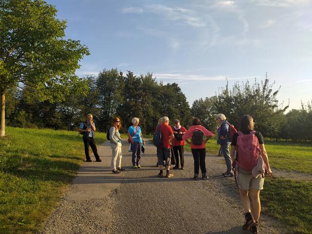 Fast am Parkplatz angelangt, steht ein Teil der Gruppe im schönen Morgenlicht. Es ist 8.00 Uhr und die Sonne scheint nun schon richtig hell. Wir werden gleich in der Bäckerei sein und diese schöne Tour bei einem leckeren Frühstück und netten Gesprächen ausklingen lassen.  | Foto: sigischlottke