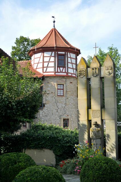 Der Turm des Prinzessinbaus davor das Kriegerdenkmal. | Foto: Daniela Somers