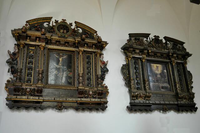 Im Chor. Links das Epitaph für Schweikard von Gemmingen und seine Frau Maria (17. Jahrhundert). Rechts das Epitaph für Bernolf von Gemmingen und seine Frau Anna (17. Jahrhundert) | Foto: Daniela Somers