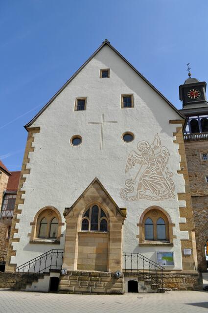 Ev. Stadtkirche. Nikolauskirche. Die Kirche braucht keinen Kirchturm mit Glocken. Denn der Torturm mit seinen Glocken steht direkt neben der Kirche.
Einst Schlosskapelle. Ab 1481 Pfarrkirche. 1596 zu seiner heutigen Größe erweitert. | Foto: Daniela Somers