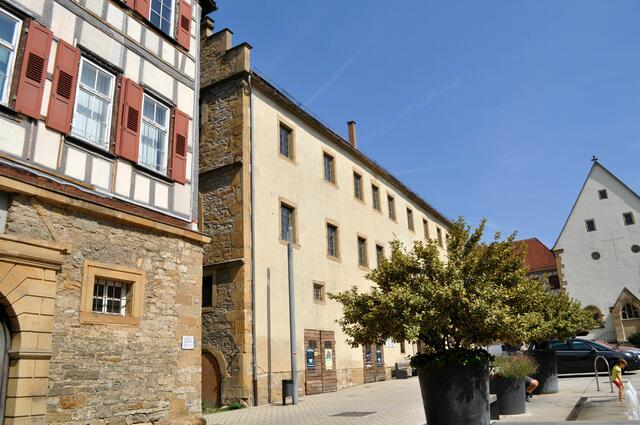 Der Türnizbau. Links daneben das Forsthaus. 1559-1603 wurde der Türnizbau an Stelle eines kleineren Schlossgebäudes, dass die Herren von Weinsberg dort errichtet hatten, erbaut. Davor der Marktplatz. Für den Marktplatz wurden 1826 zwei südlich stehende Flügel des Schlosses abgerissen. | Foto: Daniela Somers