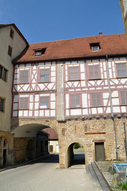 Der Langbau. Er wurde im 17. Jh. errichtet um das alte Schloss (Prinzessinbau) mit dem neuen Schloss (Türnizbau) zu verbinden. 1826-1870 wohnte auch hier der Forstmeister. 1826 wurde der Bau für eine neue Strasse durchbrochen. | Foto: Daniela Somers