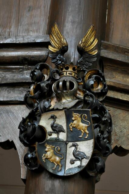 An einem der Emporenpfosten ist das Stifterwappen der Freifrau von Wächter zu Lautenbach. Sie stiftete drei Chorfenster. | Foto: Daniela Somers