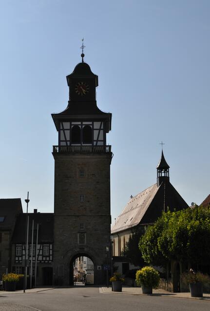 Die Kirche und der Torturm. Man sieht, die Kirche braucht keine Glocken. Und jetzt gehts hoch auf den Torturm. | Foto: Daniela Somers