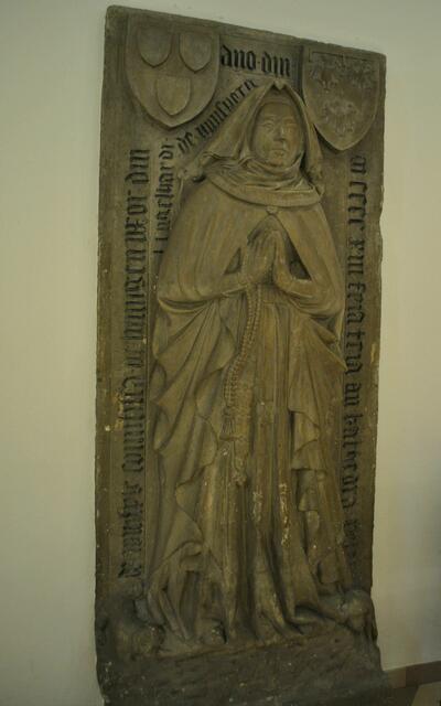 Grabplatte Anna von Weinsberg († 1413). Es ist die älteste Grabplatte in der Kirche.Sie war die Mutter Konrads IX. von Weinsberg und hatte im Schloss ihren Witwensitz. | Foto: Daniela Somers