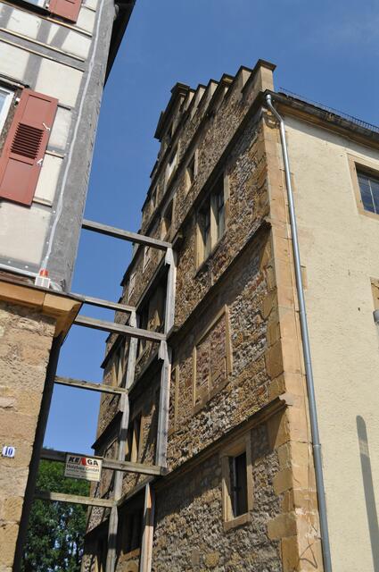 Am Durchgang zwischen Türnizbau (links) und Forsthaus (rechts). | Foto: Daniela Somers
