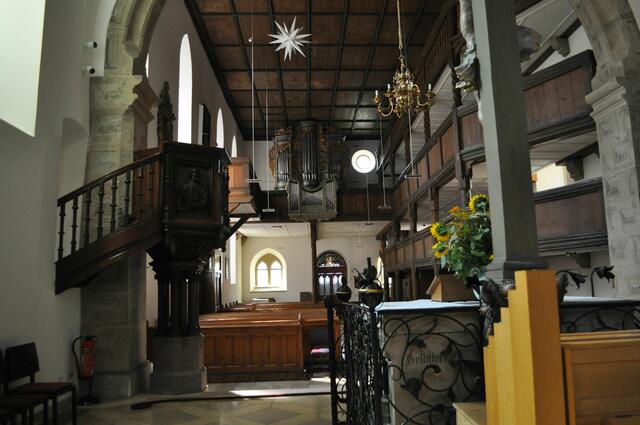 Blick in die Kirche. Langhaus mit Orgel und dreistöckiger Empore | Foto: Daniela Somers