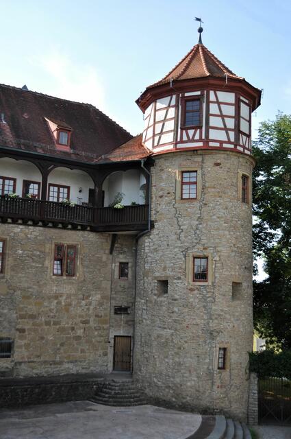 Der Prinzessinbau wurde 1649 von Herzog Friedrich von Württemberg-Neuenstadt anstelle eines älteren Schlossgebäudes erbaut. Ein Gewölbekeller aus dem 14. Jh. ist noch erhalten. 1822-1870 wohnte hier der Forstmeister Karl von Schilling. Er war der älteste Sohn des Dichters Friedrich Schiller.
Am 8. April 1945 wurde der Prinzessinbau bei einem Fliegerangriff zerstört. Von 1945-1948 wurde der Bau einen Stock tiefer als zuvor wieder aufgebaut. | Foto: Daniela Somers