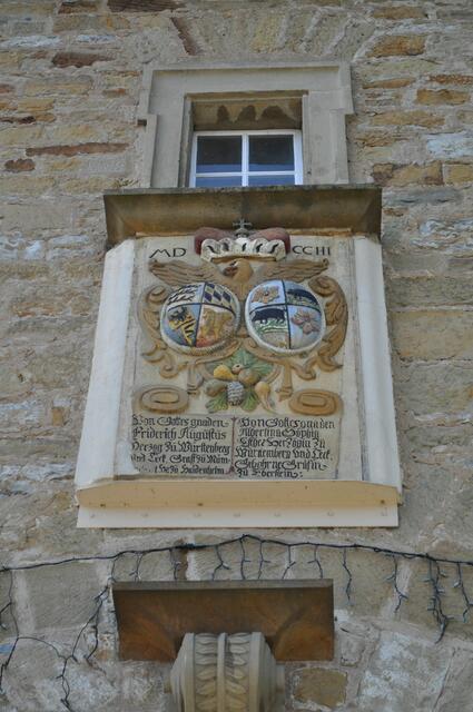 Wappenstein von Friedrich August Herzog von Württemberg und seiner Frau Albertine Sophie Esther. 14 Kinder hatte das Paar. 4 starben schon bei der Geburt. Die jüngste Tochter Barbara liegt in der Gruft der Nikolauskirche begraben. | Foto: Daniela Somers