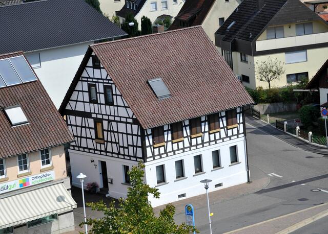 Blick nach unten. Dieses hübsche Fachwerkhaus sieht wirklich wie ein Modell aus. | Foto: Daniela Somers