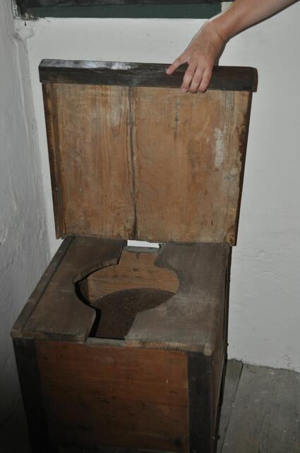 Der Toilettenstuhl in der Arrestzelle. | Foto: Daniela Somers