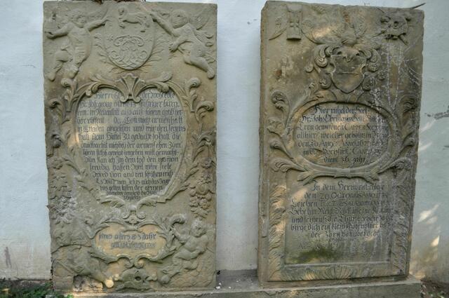 Einige der historischen Grabplatten. Sie befinden sich auf der Rückseite des Museums, dass genau an den Friedhof grenzt. | Foto: Daniela Somers