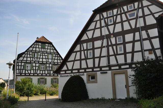 Das Anwesen des Schafstalls. Rechts das Museum, links wurde das Gebäude in ein Mehrfamilienhaus umgewandelt. | Foto: Daniela Somers