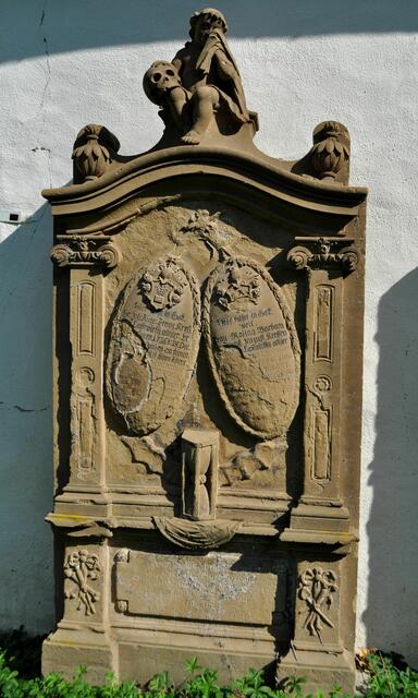 Einige der historischen Grabplatten. Sie befinden sich auf der Rückseite des Museums, dass genau an den Friedhof grenzt. | Foto: Daniela Somers