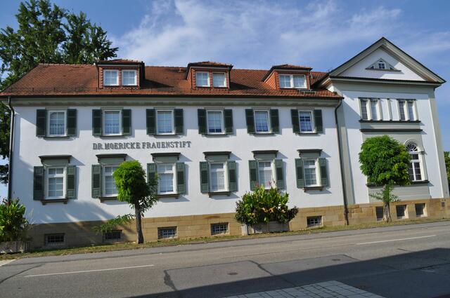 Das Gebäude wurde ursprünglich als Landhaus um 1828 von Werkmeister Jakob Adam Grotz für den Unteramtsarzt Christoph Friedrich Höring erbaut. Er verkaufte es dann an den Arzt Karl Ludwig Elsässer. 1853 erwarb  Carl Möricke das Landhaus. Dessen Witwe Marie Mörike gründete 1874 ein Stift für ledige oder verwitwete evangelische Frauen. Heute wohl ein Altenstift. | Foto: Daniela Somers