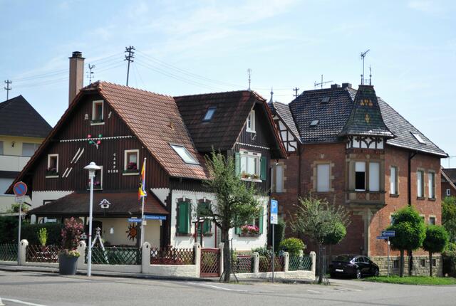 Vorbei an den schönen Häusern gehts zum Parkplatz zurück. | Foto: Daniela Somers