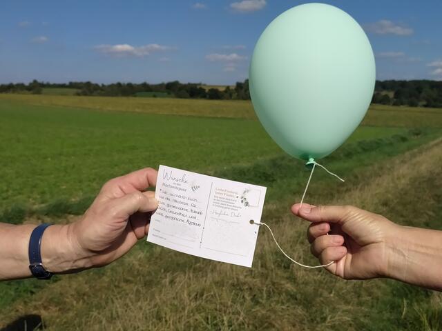 Mitten im Feld haben wir diesen Luftballon mit einem Kärtchen gefunden. Darauf gute Wünsche für das Brautpaar. Die Wanderfreundin wird es ihnen zuschicken und uns begleitet ein Hauch von Liebe auf unserem Weg :-)))) | Foto: sigischlottke
