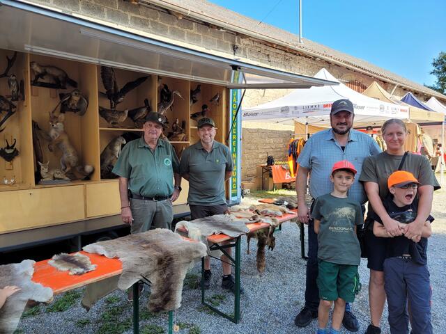 Hegeringleiter Jörg Wehrbach (zweiter von links) und Götz Heuchemer informierten am "Lernort Natur"-Anhänger der Jägervereinigung Kreis Heilbronn mit zahlreichen Wildtierpräparaten über unsere heimische Tierwelt. | Foto: Hans Peter Schmitt