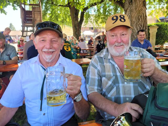 Walter Braun von den Jagdhornbläseren Stein am Kocher und Kanonier und Jäger Kilian Englert ließ sich das frisch gezapfte Fassbier schmecken. | Foto: Hans Peter Schmitt