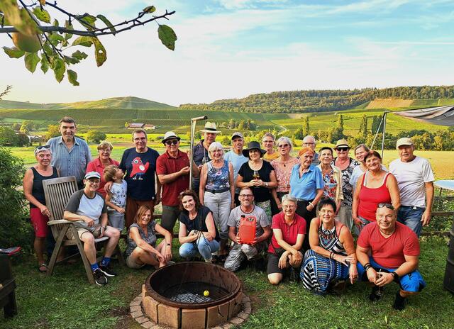 Die Aktivgruppe Talheim vor der malerischen Kulisse am Ochsenberg in Flein verabschiedete sich mit einem prächtigen Grillfest vom Spätsommer.  | Foto: Isolde Reitz