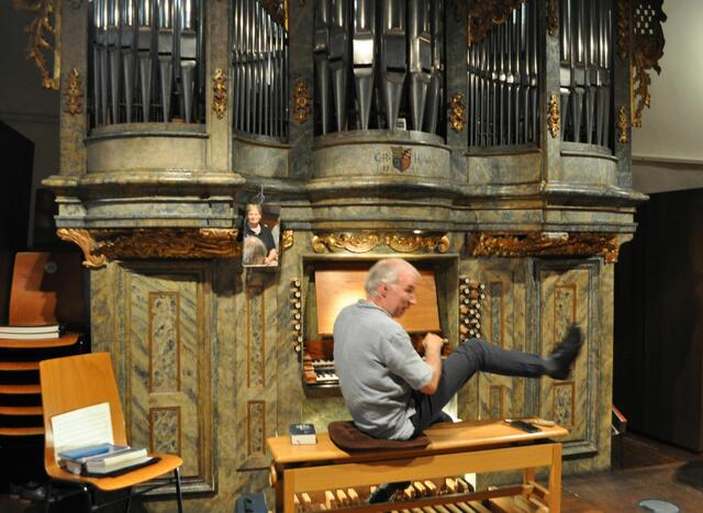 Keine Turnübung. Ich habe nur zufällig abgedrückt als der Organist sich zu uns umdrehte um uns weitere Dinge an der Orgel zu erklären. | Foto: Daniela Somers