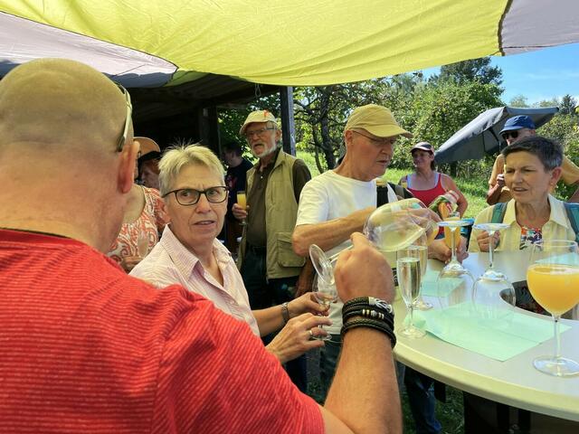 Mit einem Sektempfang werden die Teilnehmer begrüßt. | Foto: Isolde Reitz