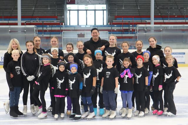 Viel gelernt haben die jungen Eiskunstläuferinnen und -läufer des REV Heilbronn beim Trainings-Camp im Eisstadion  | Foto: privat