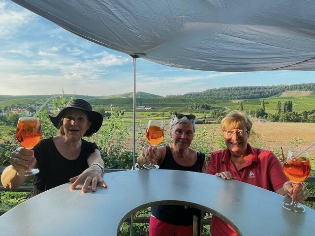 Da strahlen die Gesichter um die Wette - bei einem Aperol und dem Sonnenschein.  | Foto: Isolde Reitz