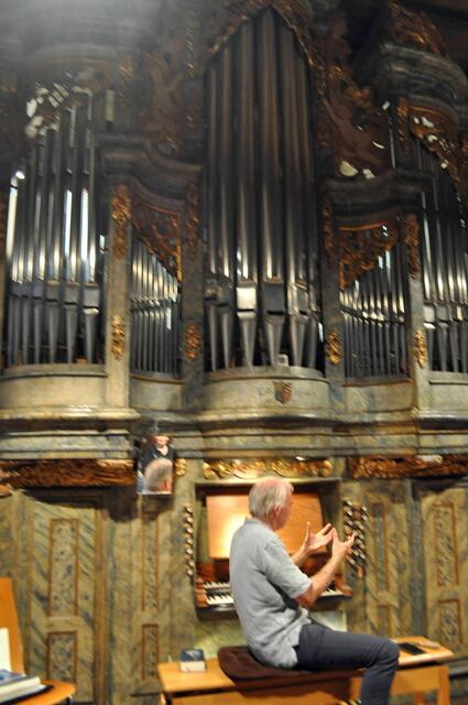 Der Organist erklärt uns die Orgel. | Foto: Daniela Somers