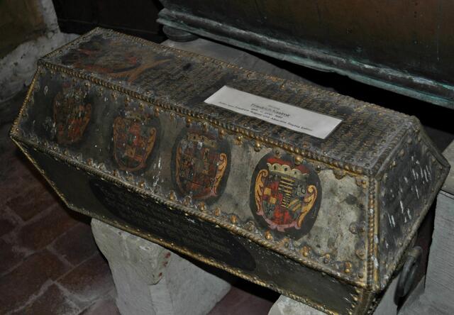 Auch viele Kindersärge gibt es in der Gruft. Auch bei den Adligen war die Kindersterblichkeit hoch. Dieser Sarg gehört Friedrich Casimir geboren und gestorben im Jahr 1680. Ein Sohn von Herzog Friedrich August. | Foto: Daniela Somers