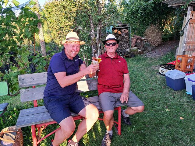 Die beiden Grillmeister haben das Grillen perfekt gemeistert - jetzt geht es zum gemütlichen Teil über. | Foto: Isolde Reitz