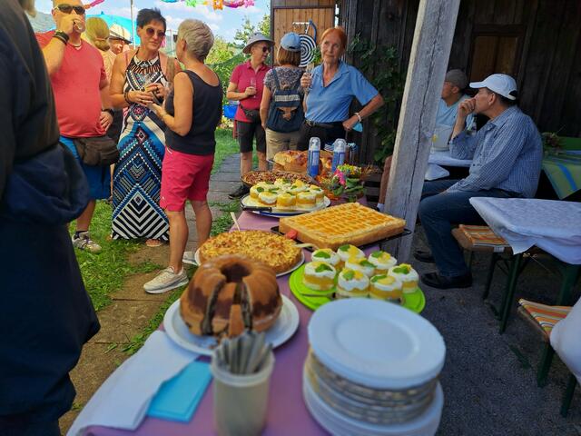 Das leckere Kuchenbuffet steht schon bereit.  | Foto: Isolde Reitz
