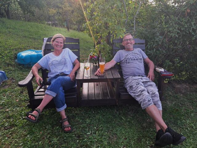 Mit einem Getränk machen es sich die beiden gemütlich und warten bis das Grillgut fertig ist. | Foto: Isolde Reitz