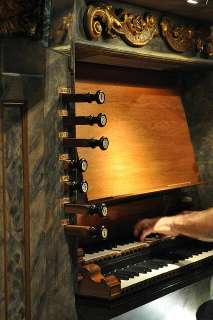 An dieser Orgel sitzen die Register an der Seite. Je nach dem welche Register gezogen sind, werden die Pfeifen mit Wind versorgt. | Foto: Daniela Somers