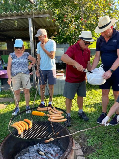 Das Grillfeuer ist heiß, es kann losgehen! | Foto: Isolde Reitz