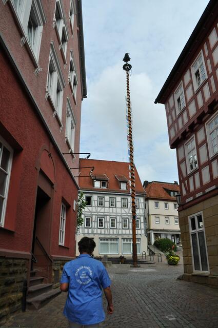 Unsere Stadtführerin zeigt uns Plätze und Orte die mit Frauen in der früheren Zeit zu tun hatten und erzählt uns die wichtigsten Geschichten dazu. | Foto: Daniela Somers