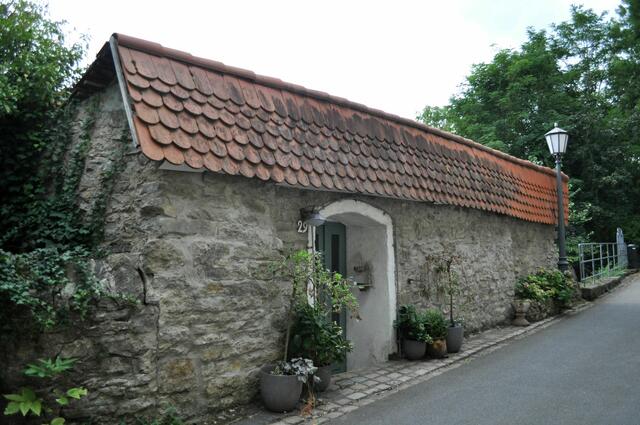 Dieses Haus am Schlossberg wurde an den Abhang gebaut. Mich erinnert es irgendwie an ein englisches Cottage. | Foto: Daniela Somers