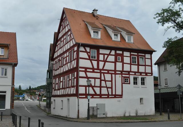 Dieses hübsche Fachwerkhaus wurde 1717 erbaut und war nicht nur Wohnhaus sondern auch eine Mezgerei. Es gibt einen Inschriftenstein mit Handwerkszeichen (Metzgerbeil), Namen des Besitzers sowie dem Erbauungsjahr. | Foto: Daniela Somers